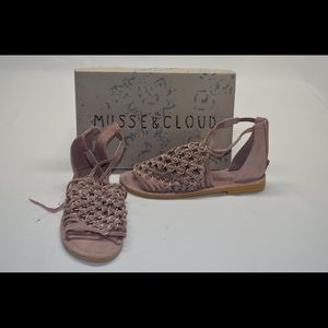 Musse & Cloud Women’s Brianne Flat Sandal  Sz 9